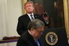 - Hvis jeg var dem, så ville jeg ikke betale. Det er en enormt beløb, siger Donald Trump om den britiske regning for Brexit. Foto: Leah Millis/Reuters