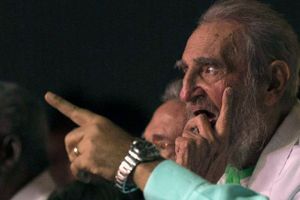 Tilskuerne modtog Fidel Castro med "Fidel"-råb og en over fem minutter lang klapsalve. Foto: Ismael Francisco/AP