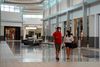 Et indkøbscenter i Boca Raton, Florida, ligger næsten dødt hen under coronaens hærgen. Foto: AFP