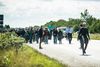 Flygtninge og migranter vandrer fra Padborg mod nord ad E45. De ønsker ikke at blive i Danmark, men vil videre til Sverige, Norge eller Finland. Det forstår flere internationale medier godt. Foto: Michael Drost Hansen
