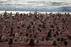 For én morgen var det lovligt at være nøgen på Bondi Beach. Det skete for at skabe opmærksomhed om hudkræft. 