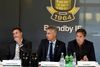 Brøndby har ikke penge til at indfri sin gæld til klubbens hovedaktionær, Jan Bech Andersen (t.v.). Derfor har klubben søsat en aktieemission, som skal bringe mindst 100 mio. kr. ind i klubben. Brøndby-direktør Jesper Jørgensen (i midten) vil dog ikke garantere, at aktionærerne kan se frem til et udbytte på sine aktier. Til højre sportschef Troels Bech. Arkivfoto: Lars Poulsen/Polfoto