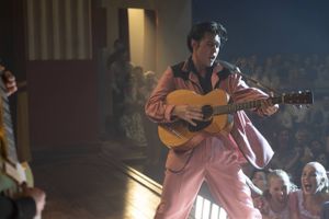 Det er utrolig ærgerligt, at smerten ikke skinner mere igennem i Baz Luhrmanns storslået iscenesatte ”Elvis”.