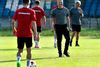 "Jeg blander mig ikke i forhandlingerne, men jeg kan konstatere, at spillerne er mødt ind, og vi skal ud at træne," siger Niels Frederiksen. Foto: Lars Poulsen/Polfoto
