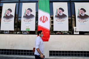 Mens Vesten håber på, at det iranske præsidentvalg ikke vil spænde ben for at genoprette den internationale atomaftale, står landets kriseramte økonomi øverst på iranernes dagsorden. Op mod 59 millioner vælgere i Iran stemmer fredag om, hvem der skal være præsteregimets næste politiske leder.   