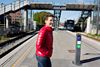 SF's partiformand, Pia Olsen Dyhr, spejder efter letbanen i Viby. Hun var lørdag på valgturné i Østjylland for bl.a. at tale om kollektiv trafik. Foto: Mathilde Bech
