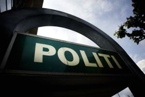 Syd- og Sønderjyllands politi efterforsker en sag om et seksuelt overgreb begået mod en mindreårig dreng i Ølgod. To uger efter anmeldelsen er politiet rykket ud med en politibus.
