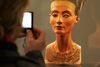 Nerfertiti på Neus Museum i Berlin. Historiker mener, at verden er blevet snuydt, og at busten er fra 1912. Foto: AP