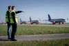 Flyene stod stille ved landingsbanen i Københavns Lufthavn CPH, Kastrup. SAS, da alt lukkede ned i foråret. Og både luftfartsselskaber og lufthavne er stadig hårdt ramt. Foto: Mads Nissen
