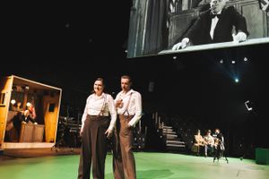 Alle fiktionskontrakter brydes i Sigrid Johannesens velgennemtænkte iscenesættelse af Brechts gangsterdrama, der på Vendsyssel Teater er delvist teater, delvis filmfremvisning. 