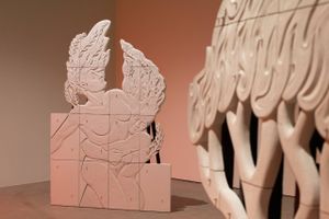 En ny udstilling på Aros præsenterer mytologiske skulpturer, der er lavet i gasbeton. 