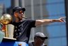 Siden 1865 har det været tradition for de vindende basketballhold at besøge Det Hvide Hus og trykke hånd med præsidenten efter en NBA-finalesejr. Men efter Golden State Warriors vandt NBA-titlen i juni, har Stephen Curry i et interview fredag udtalt, at han ikke har lyst til at give hånd til den nuværende præsident. Foto: Marcio Jose Sanchez/AP