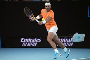 Rafael Nadal bliver fredag opereret i den hofte, der har holdt tennisstjernen ude det meste af året.