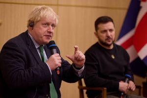 Analyse: En privilegeret og privatuddannet elite med Boris Johnson i spidsen får skylden for Storbritanniens mange forbandelser. Onsdag gik op mod en halv million briter på gaden i en af de største strejker i en generation. 