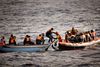 Migranter, som er sejlet ud fra Libyens kyst, bliver hjulpet over i en båd tilhørende en spansk NGO. Den libyske kystvagt har - med hjælp fra EU - optrappet patruljeringen i farvandet ud for Libyen, hvilket gør det sværere for migranterne at nå Europa. Foto: Emilio Morenatti/AP