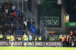Der opstod uro mellem de danske og polske fans efter torsdagens Conference League-kvalifikationskamp på Brøndby Stadion.