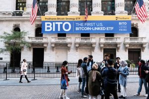 Den første ETF-fond, som følger prisen på bitcoin, har set dagens lys i USA. Det kan få flere til at dyppe tæerne i markedet, lyder vurderingen fra flere sider.