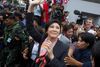 Premierminister Yingluck Shinawatra vinker til sine sympatisører onsdag i Bangkok, efter højesteret beordrede hende til at gå af. Foto: Sakchai Lalit/AP