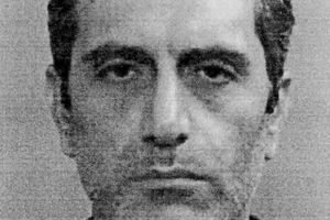 I et belgisk fængsel sidder en iransk diplomat dømt for et mislykket terrorangreb i Frankrig. I Iran tilbageholdes en belgisk mand på syvende måned uden en anklage. En ny udleveringsaftale åbner for en udveksling, men kan man løslade en terrorist for at redde en uskyldig?