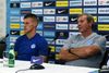 Slovakiets landstræner Jan Kozak og forsvarspilleren Martin Skrtel svarer på spørgsmål fra pressen. Foto: Lukas Grinaj/AP