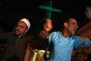 Egyptere protesterede tirsdag mod den religiøse uro og forfølgelsen af kristne ved at holde et kors og en kopi af Koranen op foran den Koptiske Katedral i Kairo. Ca. 10 pct. af Egyptens 80 mio. indbyggere er kristne. Foto: AP