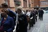 Vælgerne står i kø for at stemme hos Nørrebro Park Skole i København.