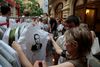 Selv om der er masser af kunder i de russiske stormagasiner – her står de i kø efter T-shirts med Vladimir Putin på – er de forsigtige med at bruge penge.