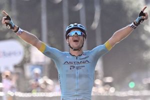 Jakob Fuglsang vandt Lombardiet Rundt foran George Bennett (Jumbo-Visma), mens Astana-holdkammeraten Vlasov nappede tredjepladsen. Foto: Marco BERTORELLO / AFP)