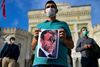 Tyrkere demonstrerede søndag mod den franske præsident i storbeyn Istanbul Her holder en demonstrant et billede af Macron med et skoaftryk hen over ansigtet. Foto: Yasin Akgul/AFP