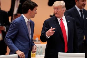 På et fundraisermøde i Missouri onsdag, pralede præsident Trump med, at han på et møde om samhandel med Canadas premierminister Justin Trudeau, havde opfundet sine egne "fakta." Foto: AP/Michael Sohn