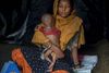 I maj måned er det ni måneder siden at overgrebene på den muslimske rohingyabefolkning eskalerede. Mange piger og kvinder blev voldtaget og gjort gravide af soldater fra Myanmars militær. Derfor bliver der de næste uger født rigtig mange børn i de flygtningelejrer, hvor rohingyaerne opholder sig. Her holde en gravid rohingyakvinde sit 10-måneder gamle barn. Foto: Dar Yasin/AP