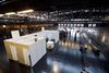 Ind bag gardinet, af med overtøjet, blotte armen og så videre ind og stikkes. Samlet skal en tur til vaccination imod coronavirus ikke tage mere end 10 minutter pr. person, lyder beregningen i Berlin. Foto: Fabrizio Bensch/Reuters