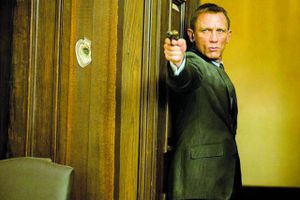 James Bond, her i skikkelse af Daniel Craig i Skyfall, er også mand for at trække rigtigt mange danskere i biografen. Dette års premiere på den 24. Bond-film er med til at trække forventningerne til biografåret 2015 op til rekordhøjde. Foto: Presse 