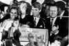 Robert F. Kennedy var flankeret af sin kone, Ethel, da han i 1968 holdt sin tale på Ambassador Hotel i Los Angeles. Kort tid efter blev han skudt i hotellets køkken. Foto: AP