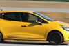 Flat out i max. acceleration – 200 hk er meget is å lille en bil, men ikke så meget, at håret bliver helt blæst af. Clio R.S. vinder især på sving-evnerne.
