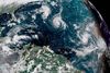 Stormen Florence, der her ses som en spiral i midten af Atlanterhavet, har kurs mod den amerikanske østkyst, hvor den forventes at ramme som en orkan. Foto: NOOA/AP