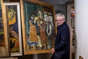 250 malerier af den afdøde kunstner Jens Nielsen bliver alligevel ikke destrueret som forslået af kulturforvaltningen i Holstebro Kommune. I stedet bliver værkerne nu udstillet og sat til salg for alle og enhver.