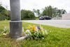 Der blev lagt blomster ved Grøndalsvej, hvor en 50-årig kvinde i juni 2025 blev dræbt af knivstik. Foto: Miles Lilley
