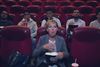 Ida Auken optræder i sin valgvideo som en storsmaskende og ikke særlig empatisk biografgænger, mens en gruppe yngre mandlige indvandrere høfligt forsøger at få hende til at dæmpe sig, så de kan høre filmen.