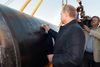 Præsident Vladimir Putin sætter sin autograf på den første sektion af den rørledning, der skal føre naturgas fra Østsibirien til Kina. Foto: AP/Aleksej Nikolskij