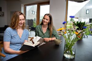 Kan en analog kalender klare sig i en digital tidsalder? Det mener Mette Møller Herskind og Emma Martiny, som sælger papirkalendere gennem deres virksomhed Atelier Aarhus og gør klar til at lancere flere produkter.