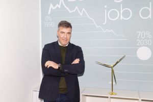 Danmark vil inden 2030 kunne producere så meget grøn strøm, at vi ikke selv kan bruge alt, men kan levere til resten af Europa, lover klimaministeren. På hans kontor står det skrevet på væggen, hvad han vil, når det gælder grøn omstilling i Danmark.