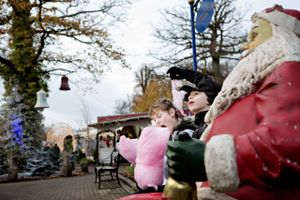 Julemanden optrådte i kulturhuset Hermans, og boder lå spredt, da gæster lørdag tog hul på tivolis juletradition.