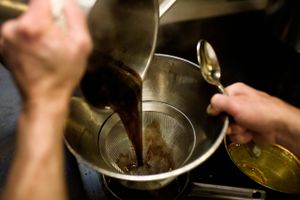 Med lukkede restauranter er danskerne blevet kreative i køkkenet. Foruden mormorretterne er der særligt én ting, der hitter i de danske gryder. 
