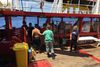 Flere migranter har i de seneste dage forsøgt at springe overbord for at svømme i land i Europa. De er siden blevet trukket op af vandet igen af humanitært personale på "Ocean Viking". Foto: Shahzad Abdul/AFP