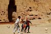 I Bamiyan-provinsen i Afghanistan spiller drenge fodbold i området, hvor en enorm og gammel Buddha-statue var placeret. Den blev ødelagt af Taliban i 2000. Aktuelt står IS bag systematiske ødelæggelser af uerstattelige kulturværdier. Arkivfoto: Amir Shah/AP