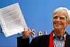 En stolt Christian Ströbele, parlamentsmedlem fra De Grønne, viste på et pressemøde et brev fra Edward Snowden, der tilbyder sig som vidne i Tyskland. Foto: Michael Sohn/AP
