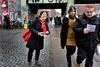 Miriam Moazzeni uddelte i fredags valgmateriale foran Nørrebro Station i København. Det ville Hizb ut- Tahrir angiveligt ikke acceptere, og flere mænd fra organisationen bad hende om at forsvinde. Foto: Mik Eskestad