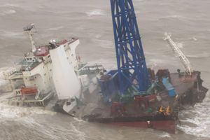 27 besætningsmedlemmer savnes efter voldsom storm i farvand nær Hongkong. Tre er blevet reddet.