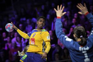 Loui Sand har spillet 105 landskampe for Sveriges kvinder, men skal nu spille elitehåndbold på herresiden.